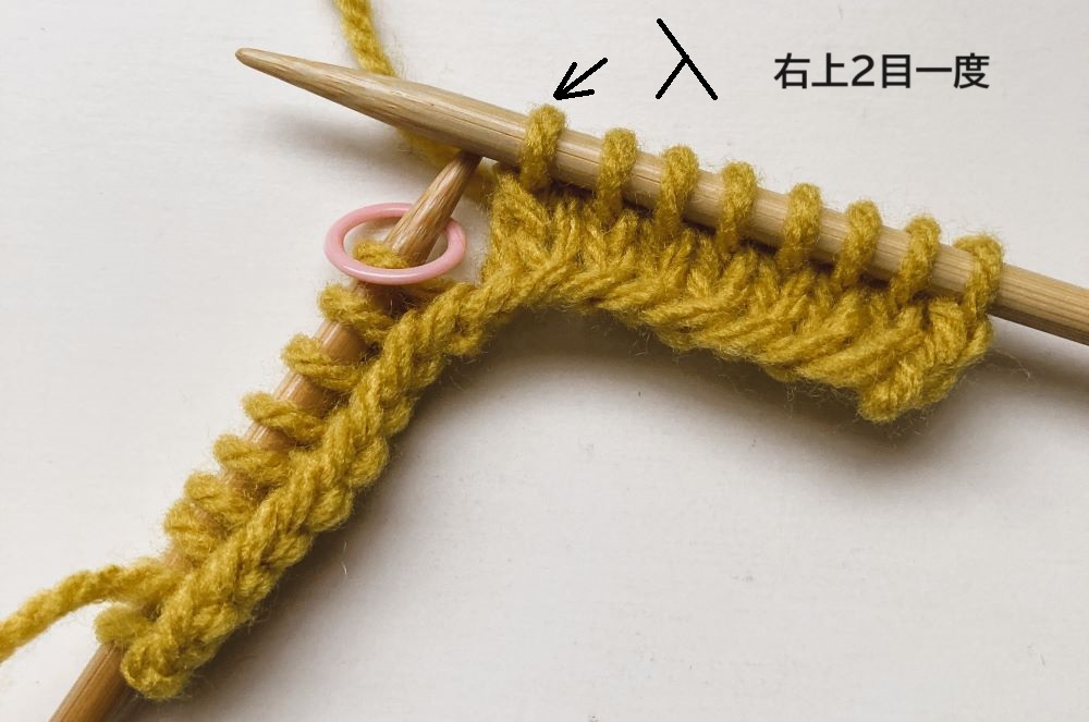 肩から袖口に向かって、袖を輪で編む場合の減目方法