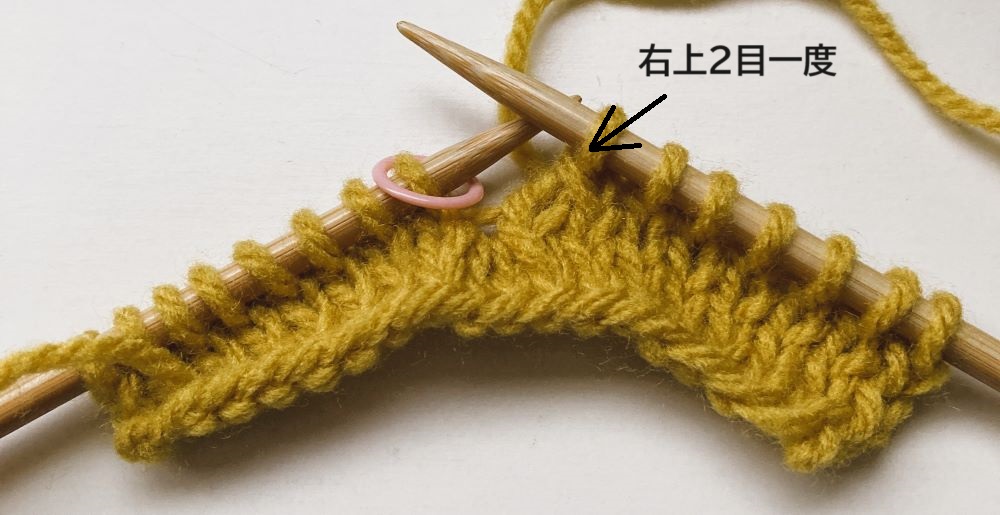 肩から袖口に向かって、袖を輪で編む場合の減目方法